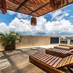 2 Bedroom With Direct Walk-Out To Pool, Sauna, And Gym