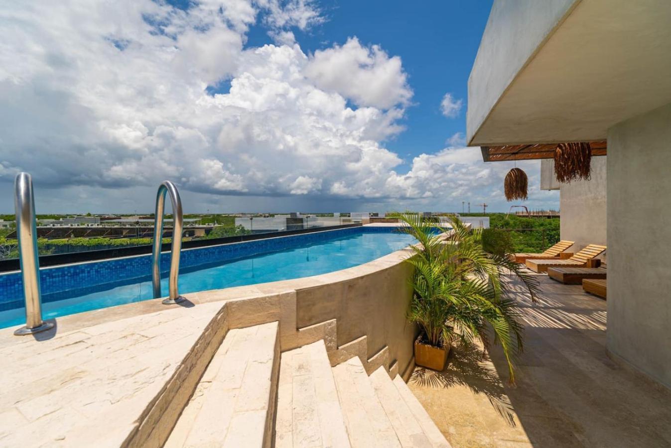 Apartment 2 Bedroom With Direct Walk-out To Pool, Sauna, And Gym *