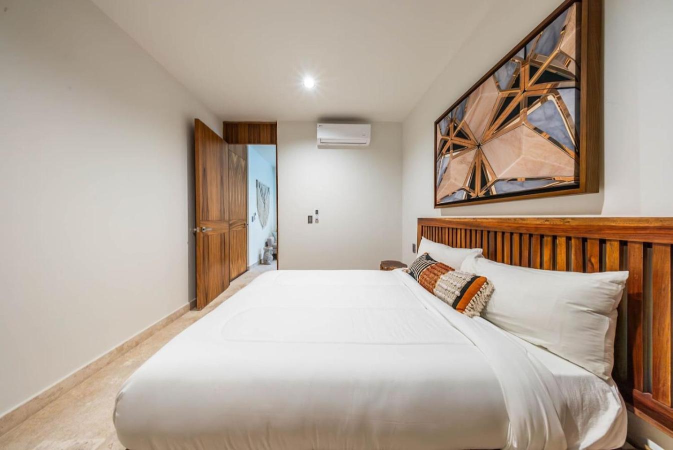 2 Bedroom With Direct Walk-out To Pool, Sauna, And Gym *