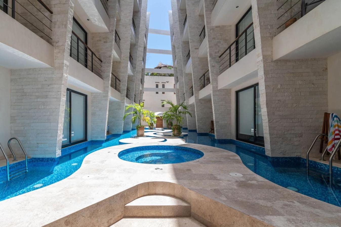 Apartment 2 Bedroom With Direct Walk-out To Pool, Sauna, And Gym *