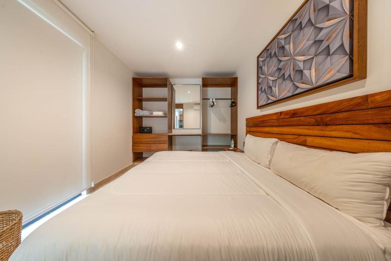 2 Bedroom With Direct Walk-out To Pool, Sauna, And Gym Apartment *