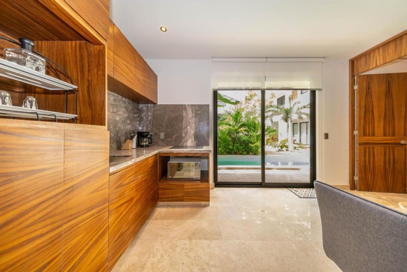 Apartment 2 Bedroom With Direct Walk-out To Pool, Sauna, And Gym *